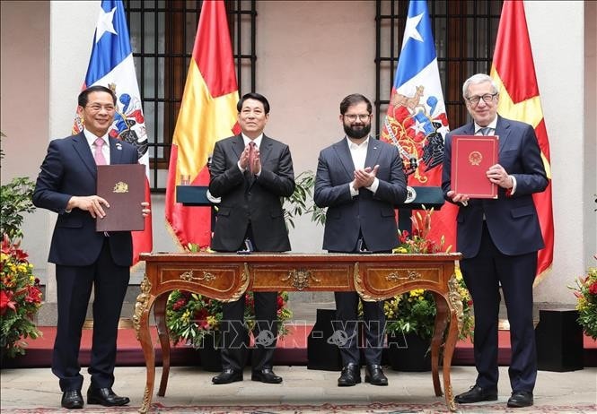 Chủ tịch nước Lương Cường và Tổng thống Chile Gabriel Boric Font chứng kiến lễ ký Tuyên bố chung Việt Nam - Chile giữa hai Bộ trưởng Ngoại giao. Ảnh: Lâm Khánh/TTXVN