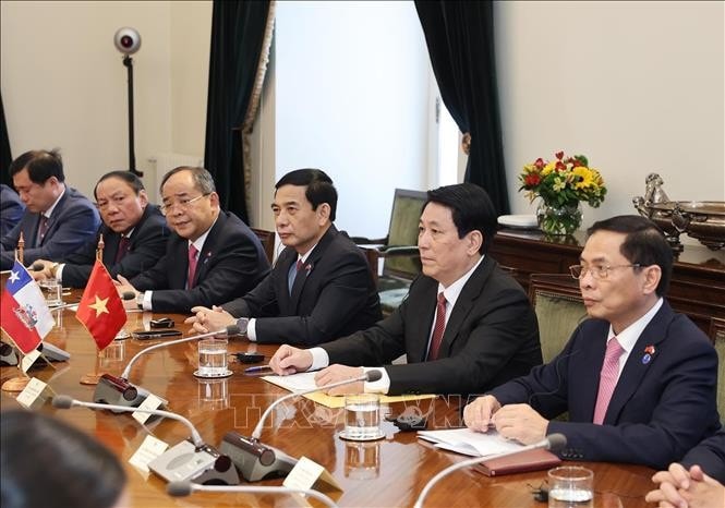 Chủ tịch nước Lương Cường và thành viên đoàn Việt Nam tại cuộc hội đàm. Ảnh: Lâm Khánh/TTXVN