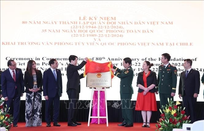 Chủ tịch nước Lương Cường và Bộ trưởng Bộ Quốc phòng Phan Văn Giang thực hiện nghi thức khai trương Cơ quan Tuỳ viên Quốc phòng Việt Nam tại Chile. Ảnh: Lâm Khánh/TTXVN