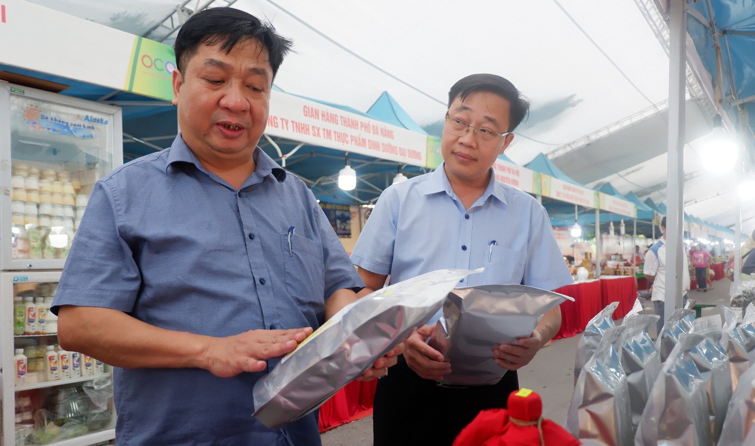 Lãnh đạo Văn phòng Điều phối Chương trình Xây dựng NTM Hà Nội tham quan các gian hàng trưng bày sản phẩm OCOP của TP. Hà Nội. Ảnh: Lưu Đoàn