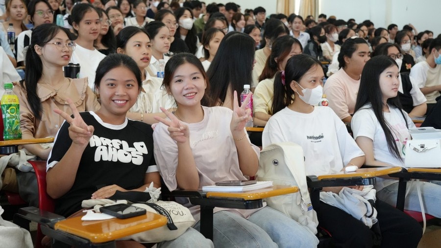 Sinh viên Trường Đại học Sư phạm (Đại học Đà Nẵng) tham gia các hoạt động trong Tuần lễ sinh hoạt công dân đầu khóa. Ảnh: NTCC