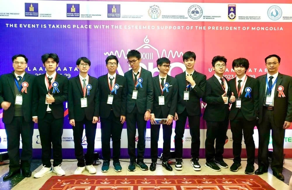 pgsdang-duc-vuong-bia-ngoai-ben-phai-dua-sinh-vien-du-thi-olympic-vat-ly-chau-a-2023-tai-mong-co.jpg