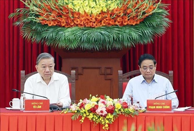 Tổng Bí thư Tô Lâm và Ủy viên Bộ Chính trị, Thủ tướng Chính phủ Phạm Minh Chính, Trưởng Tiểu ban Kinh tế - Xã hội Đại hội XIV của Đảng tại buổi làm việc. Ảnh: Thống Nhất/TTXVN