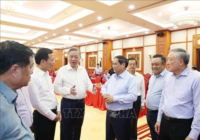 Tổng Bí thư Tô Lâm và Ủy viên Bộ Chính trị, Thủ tướng Chính phủ Phạm Minh Chính, Trưởng Tiểu ban Kinh tế - Xã hội Đại hội XIV của Đảng cùng các đại biểu tham dự buổi làm việc. Ảnh: Thống Nhất/TTXVN