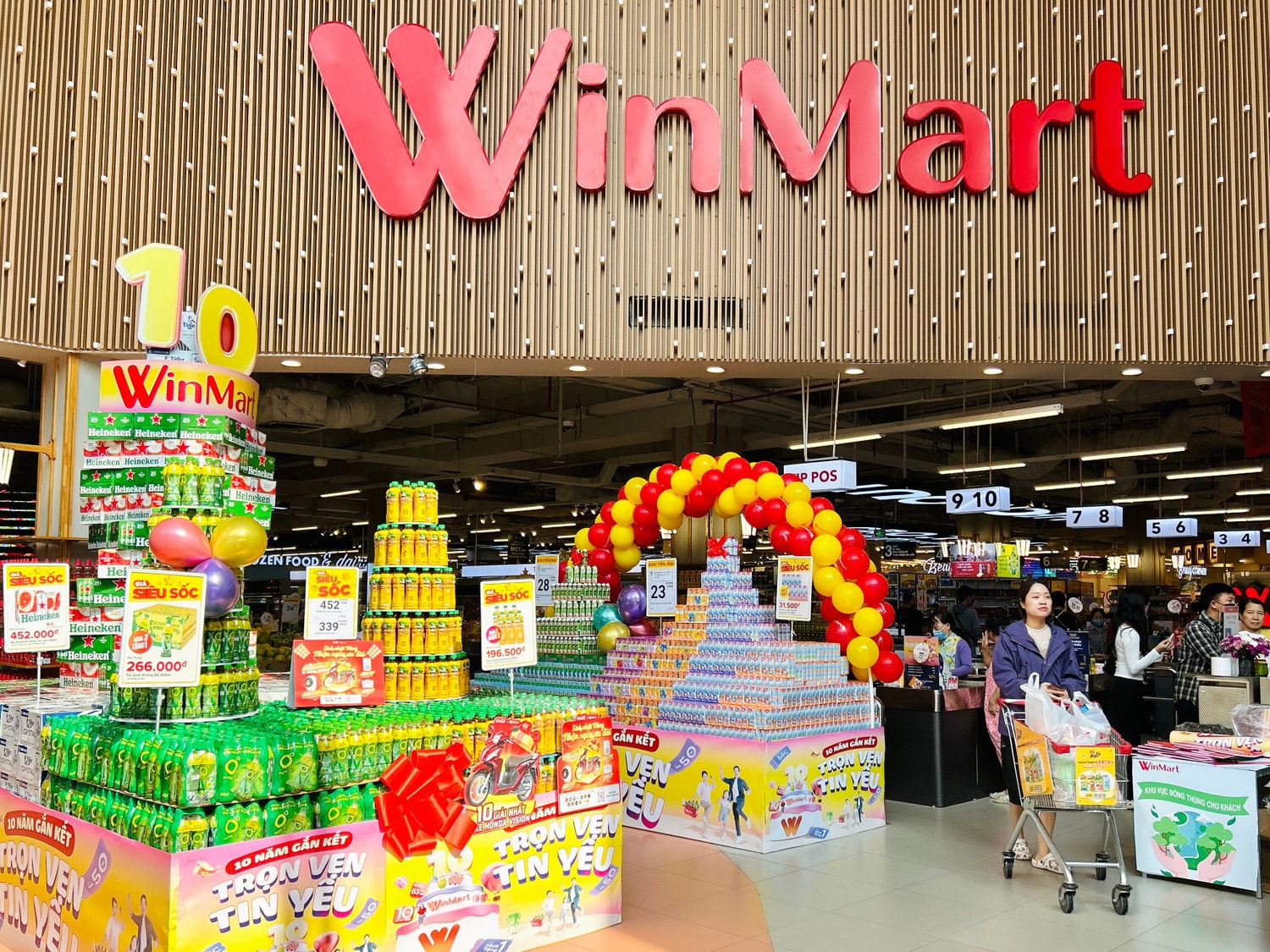 khang-kha-sinh-nha-t-nga-p-tra-n-tai-winmart-va-i-khang-gian-a-ac-trang-tra-rac-ra.jpg