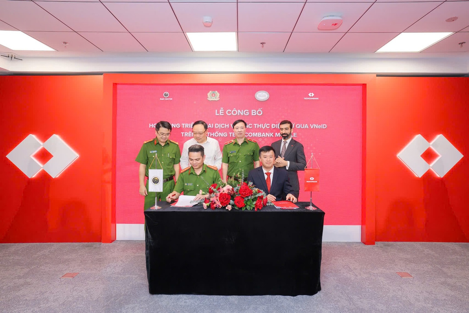 techcombank-hop-tac-cung-bo-cong-an-trien-khai-dich-vu-xac-thuc-dien-tu-qua-vneid-2.jpg