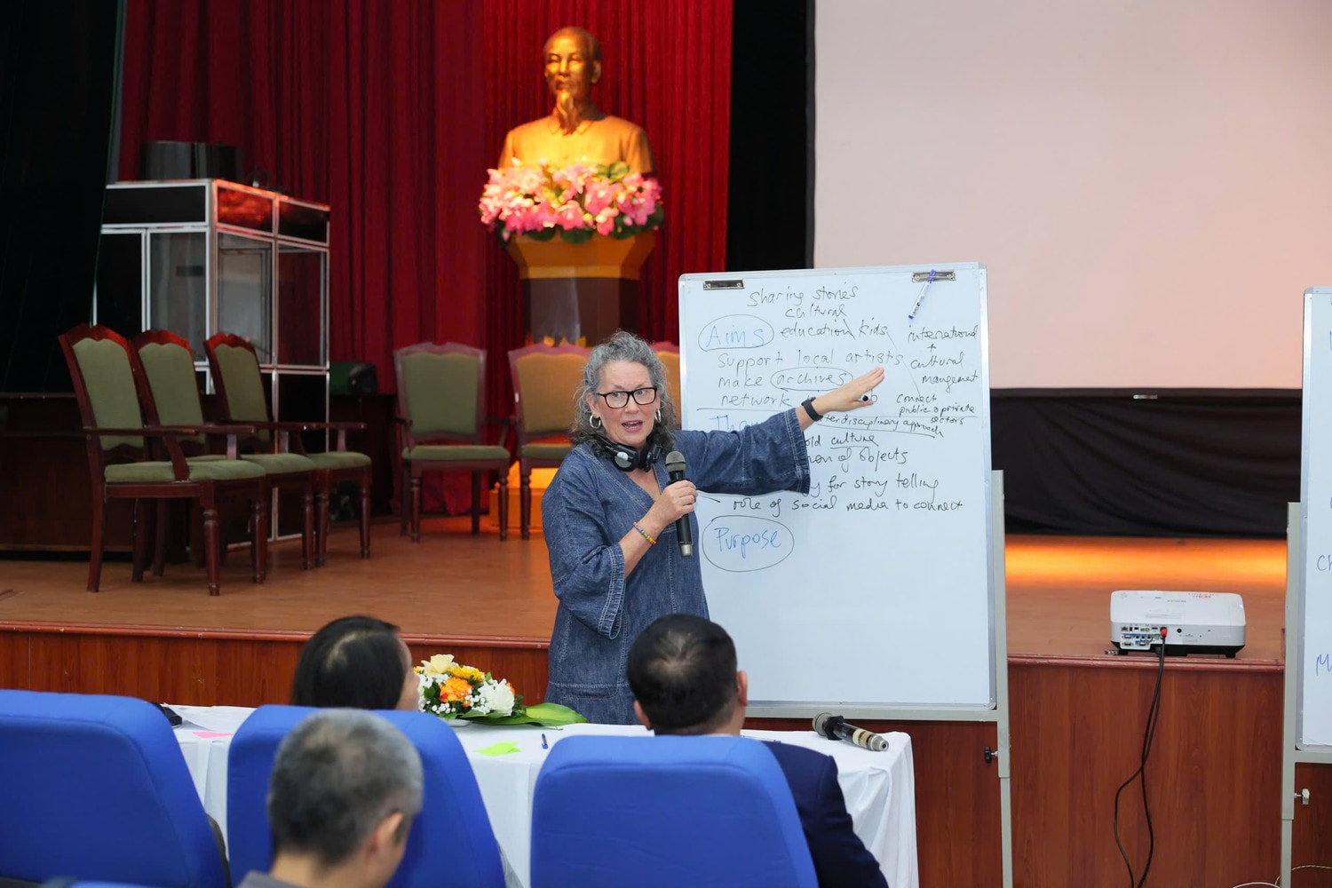 Theo Phó giáo sư Jane Vagan, giám tuyển trong bảo tàng hiện nay cần kể câu chuyện hấp dẫn về di sản để thu hút công chúng