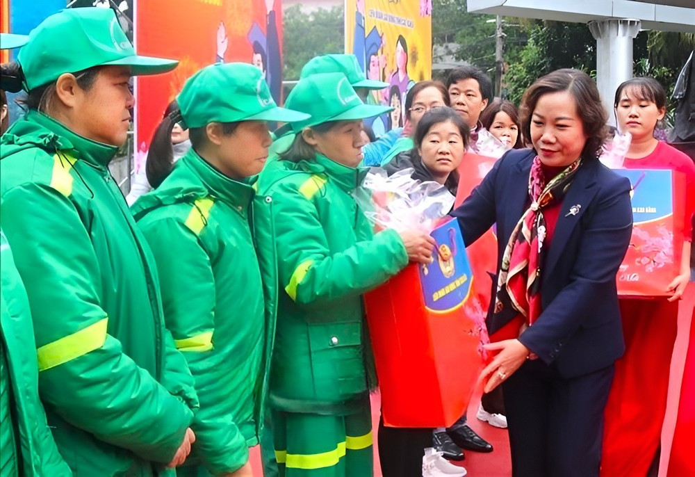 The Tet supportive programme has provided assistance to over 26.2 million union members and workers facing difficult circumstances in a decade. (Photo: congly.v) The Tet supportive programme has provided assistance to over 26.2 million union members and workers facing difficult circumstances in a decade. (Photo: congly.v)