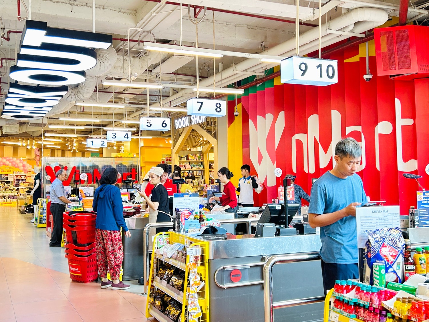 khach-ha-ng-mua-sam-tai-winmart.jpg