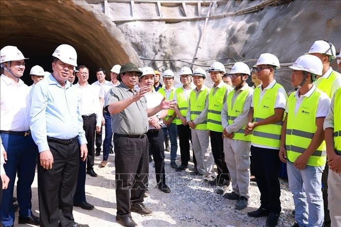 Thủ tướng Phạm Minh Chính kiểm tra, động viên công nhân thi công dự án cao tốc Đồng Đăng - Trà Lĩnh. Ảnh: Dương Giang/TTXVN