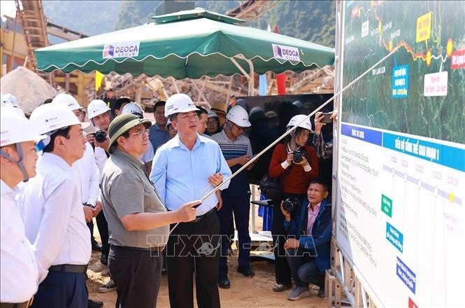 Thủ tướng Phạm Minh Chính kiểm tra thi công đường bộ cao tốc Đồng Đăng - Trà Lĩnh đoạn qua tỉnh huyện Thạch An, Cao Bằng. Ảnh: Dương Giang/TTXVN