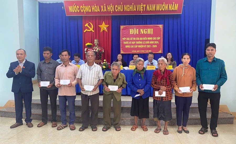 thuong-truc-hdnd-tinh-khoa-xii-nhiem-ky-2021-2026-da-tang-8-suat-qua-cho-cac-gia-dinh-chinh-sach-nguoi-co-cong-voi-cach-mang.jpg