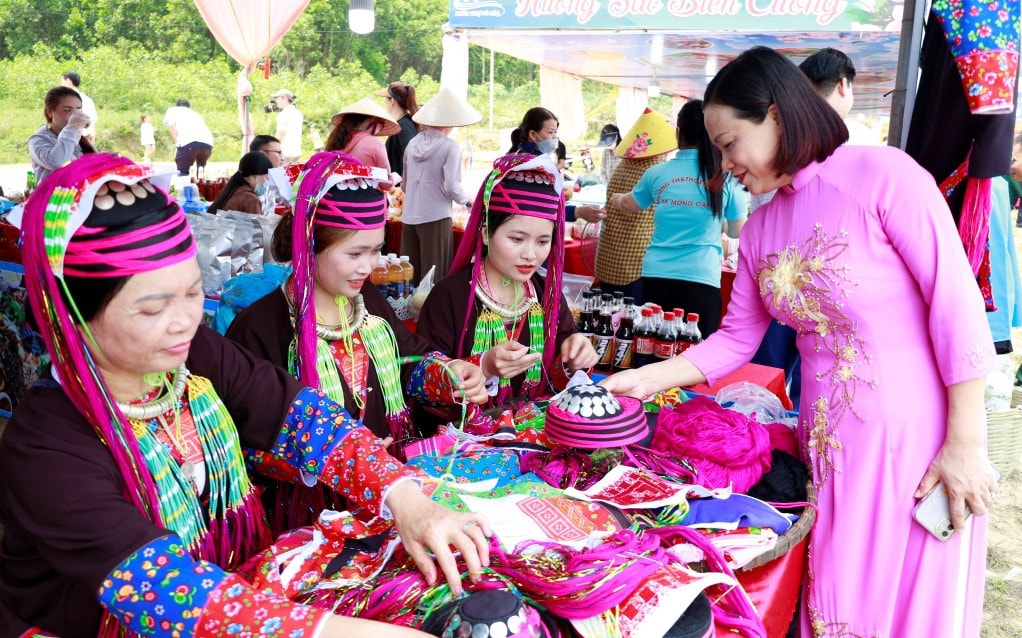 dong-bao-dan-toc-dao-xa-hai-son-tp-mong-cai-gioi-thieu-nhung-net-dep-van-hoa-truyen-thong-den-du-khach-tai-le-hoi-hoa-sim-bien-gioi-2024.jpg