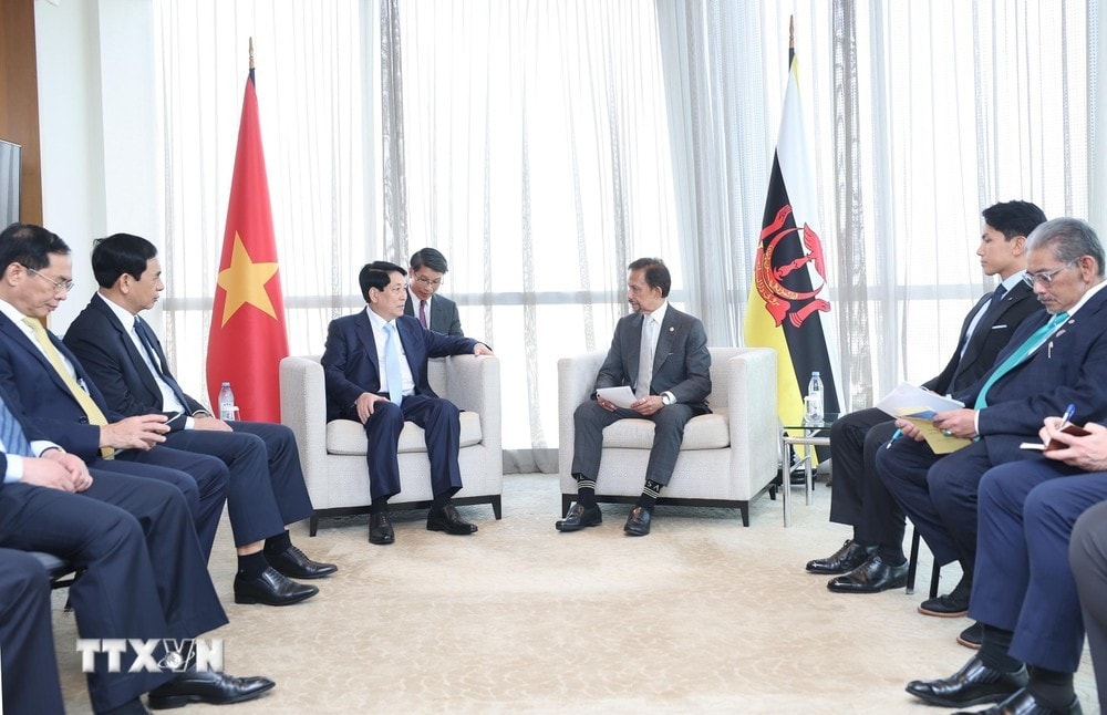 Chủ tịch nước Lương Cường gặp Quốc vương Brunei Hassanal Bolkiah. Ảnh: Lâm Khánh/TTXVN