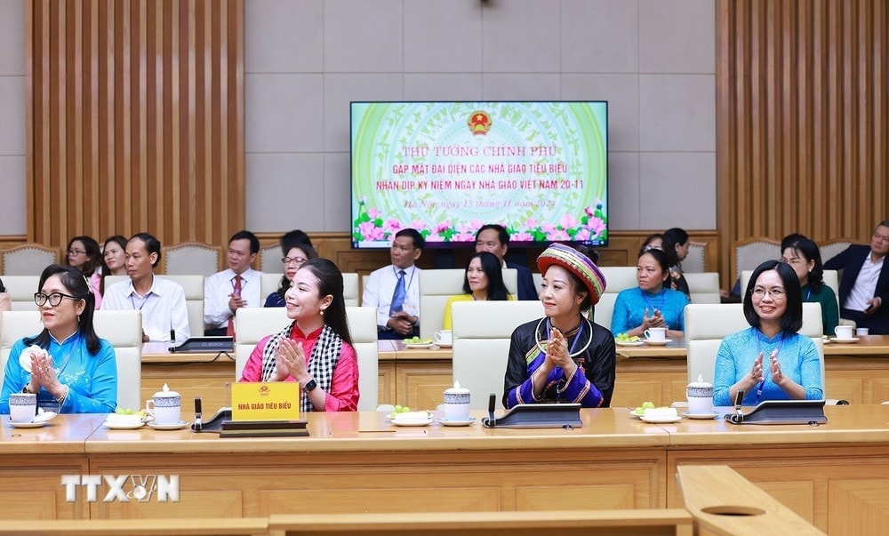 Đại diện các nhà giáo tiêu biểu tham dự buổi gặp. Ảnh: Dương Giang/TTXVN