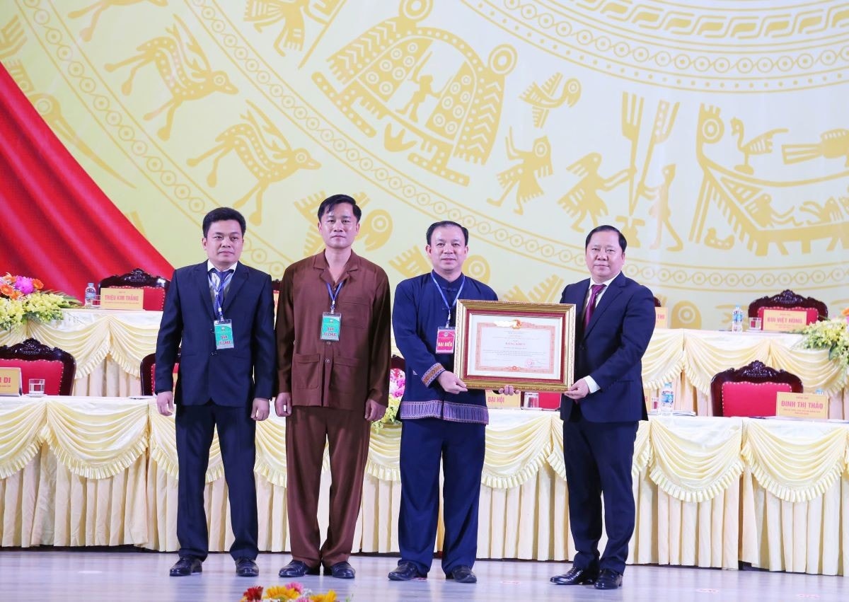 thua-uy-quyen-dong-chi-nguyen-phi-long-bi-thu-tinh-uy-trao-bang-khen-cua-thu-tuong-chinh-phu-cho-ban-dan-toc-tinh-vi-co-thanh-tich-xuat-sac-trong-thuc-hien-chinh-sach-dan-toc-cong-tac-dan-toc-giai-doan-2019-2024-anh-d-hoa.jpg