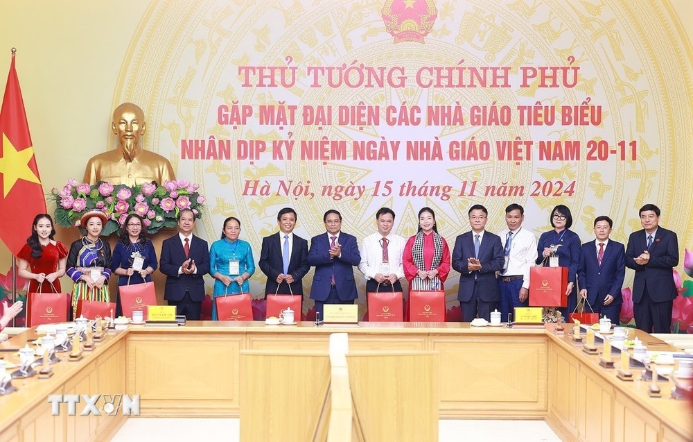 Thủ tướng Phạm Minh Chính tặng quà chúc mừng các nhà giáo tiêu biểu. Ảnh: Dương Giang/TTXVN