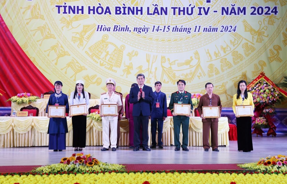 thu-truong-pho-chu-nhiem-uy-ban-dan-toc-trao-bang-khen-cho-cac-tap-the-ca-nhan-co-thanh-tich-xuat-sac-trong-thuc-hien-cong-tac-dan-toc-va-chinh-sach-dan-toc-tai-dai-hoi-anh-d-hoa.jpg