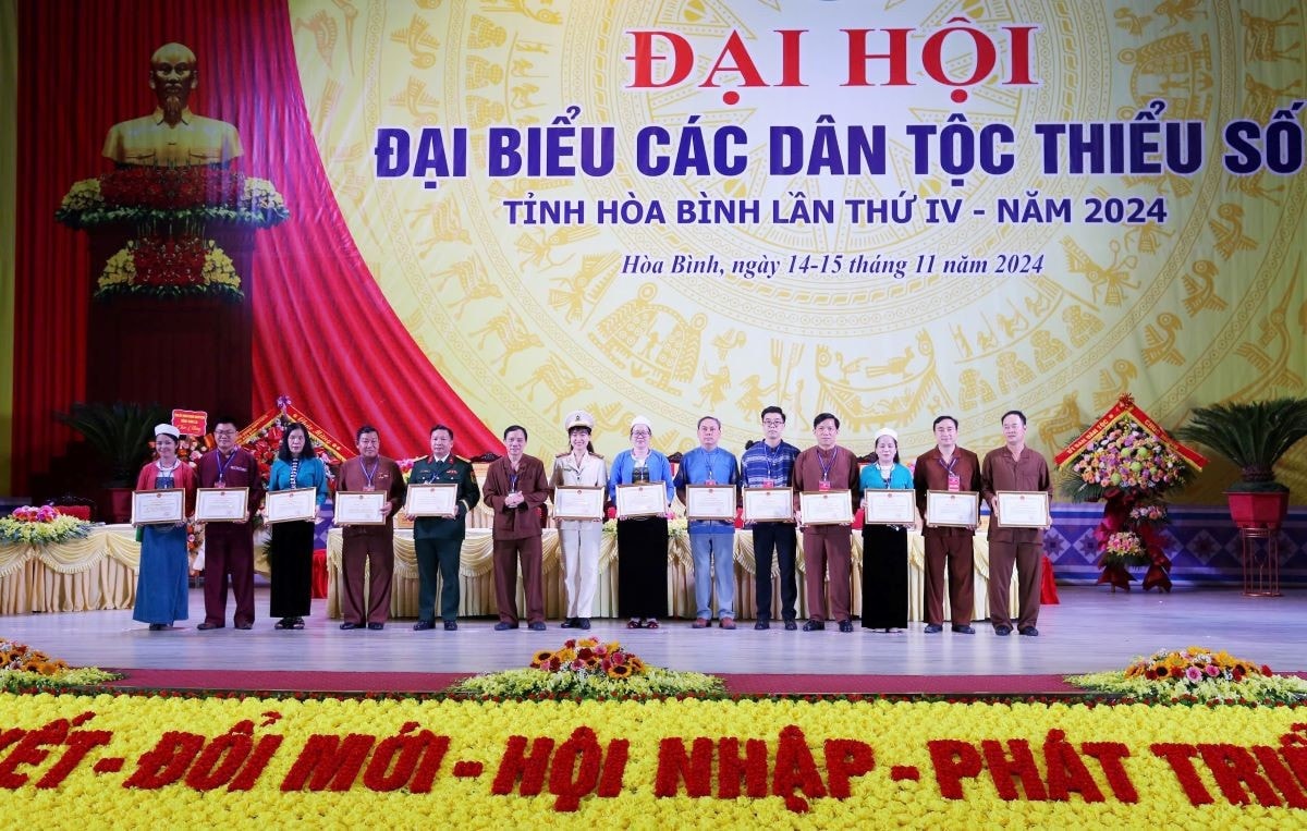 ui-van-khanh-chu-tich-ubnd-tinh-trao-bang-khen-cho-cac-tap-the-co-thanh-tich-xuat-sac-trong-thuc-hien-cong-tac-dan-toc-va-chinh-sach-dan-toc-giai-doan-2019-2024-anh-d-hoa.jpg