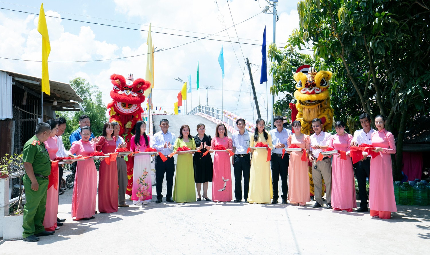 phan-bon-ca-mau-tai-tro-2-ty-dong-xay-dung-cau-giao-thong-nong-thon-cho-tinh-dong-thap.jpg