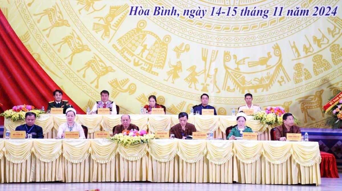 doan-chu-tich-lam-viec-tai-phien-chinh-thuc-dai-hoi-anh-dinh-hoa.jpg