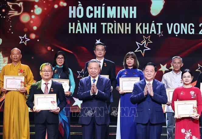 Tổng Bí thư Tô Lâm trao Biểu trưng; đồng chí Nguyễn Trọng Nghĩa, Ủy viên Bộ Chính trị, Bí thư Trung ương Đảng, Trưởng Ban Tuyên giáo Trung ương trao Giấy chứng nhận tôn vinh các điển hình tiêu biểu toàn quốc trong học tập và làm theo tư tưởng, đạo đức, phong cách Hồ Chí Minh. Ảnh: Thống Nhất/TTXVN