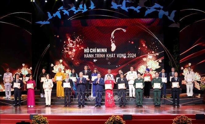 Tổng Bí thư Tô Lâm và đồng chí Nguyễn Trọng Nghĩa, Ủy viên Bộ Chính trị, Bí thư Trung ương Đảng, Trưởng Ban Tuyên giáo Trung ương trao biểu trưng cho các điển hình tiên tiến. Ảnh: Phương Hoa/TTXVN