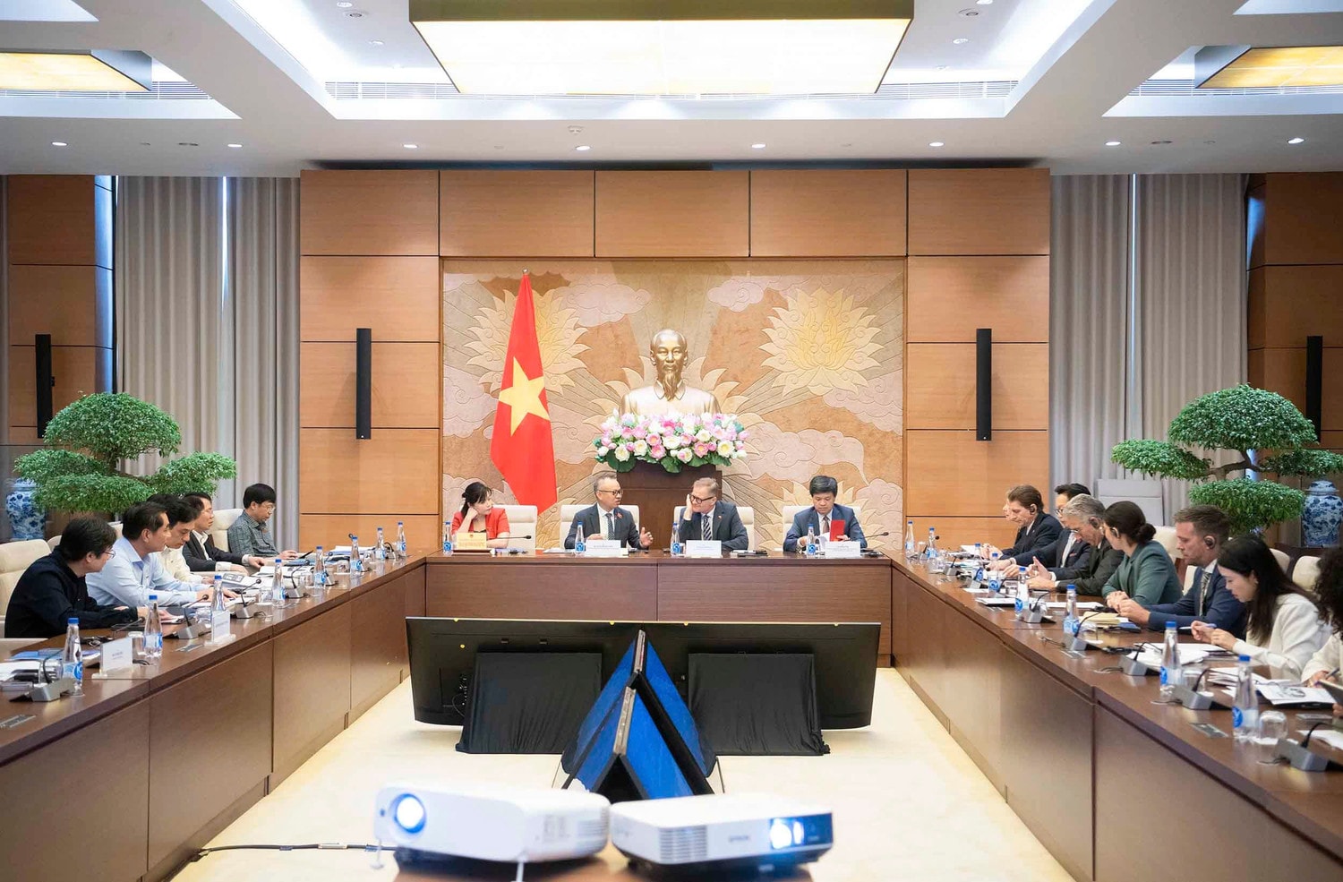 Quang cảnh cuộc làm việc