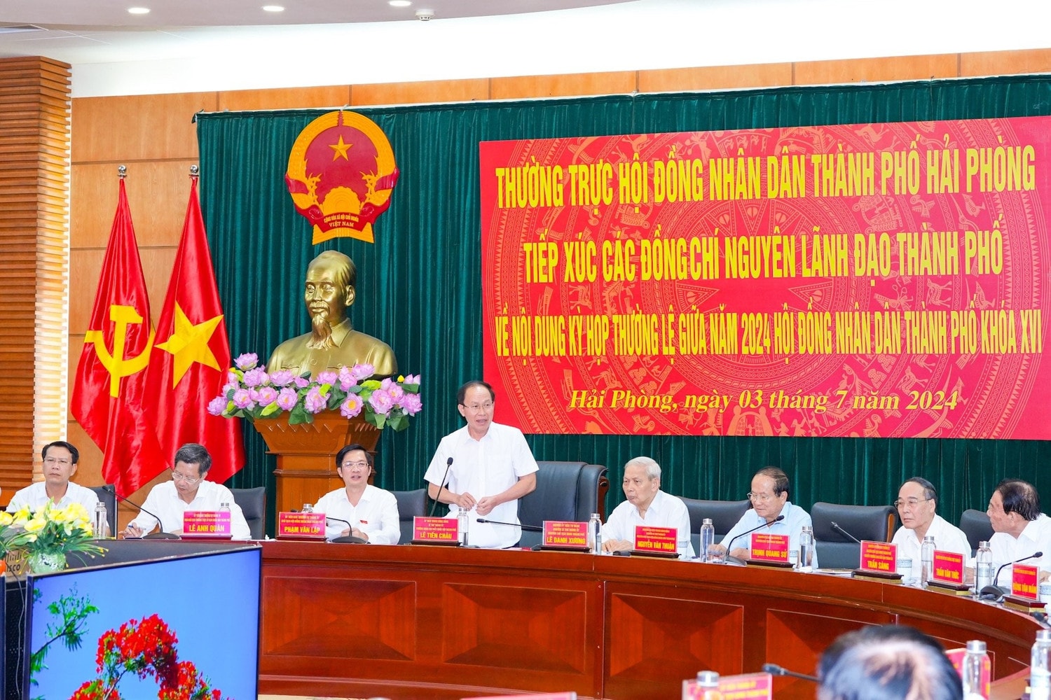 Thường trực HĐND thành phố Hải Phòng tiếp xúc cử tri nguyên là lãnh đạo thành phố về nội dung kỳ họp thường lệ giữa năm 2024 của HĐND thành phố. Ảnh: T. Lâm
