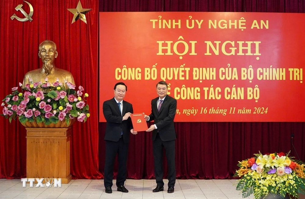 Ủy viên Bộ Chính trị, Bí thư Trung ương Đảng, Trưởng Ban Tổ chức Trung ương Lê Minh Hưng trao Quyết định cho ông Nguyễn Đức Trung, Bí thư Tỉnh ủy, Chủ tịch Ủy ban Nhân dân tỉnh Nghệ An. Ảnh: Văn Tý/TTXVN