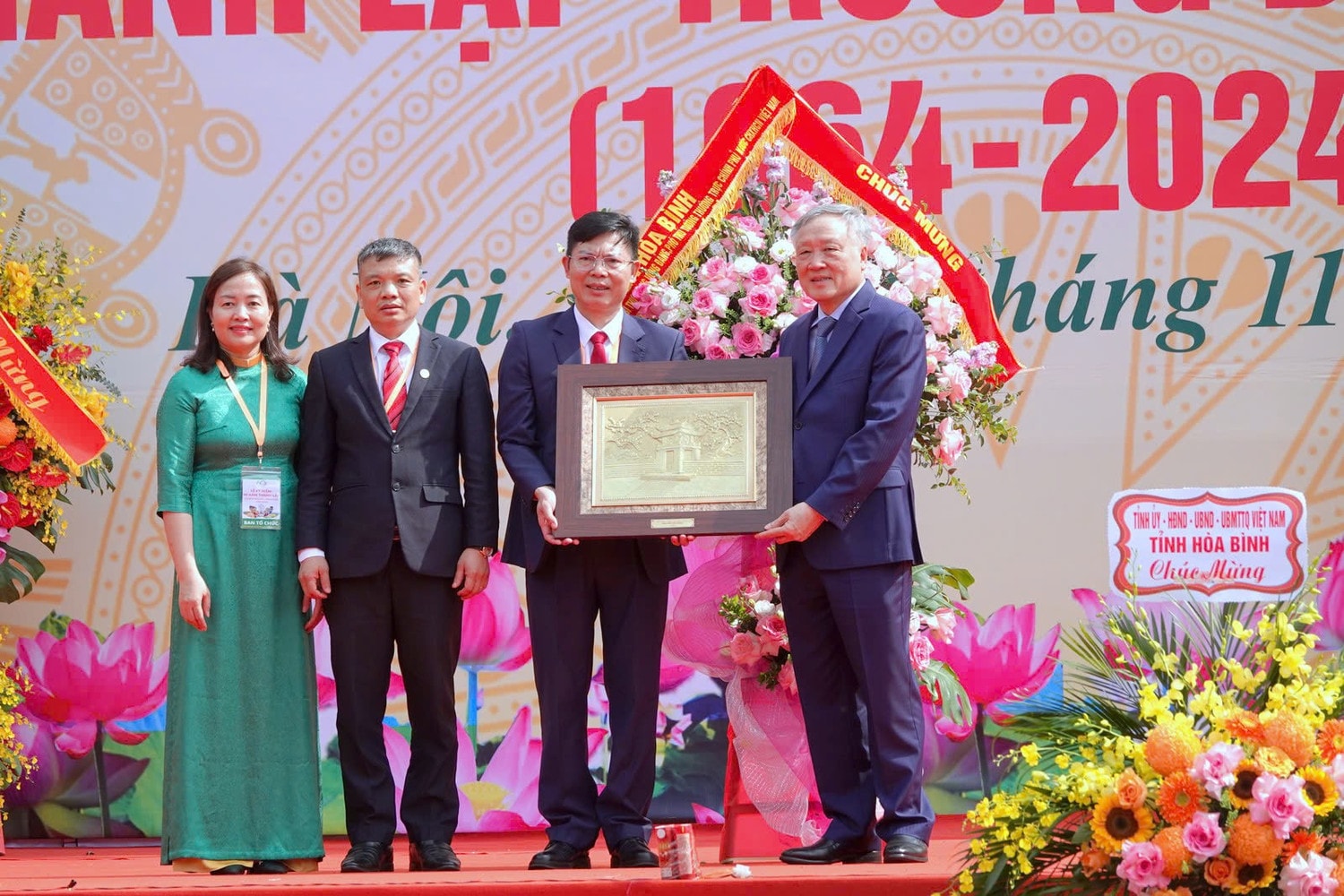 Phó Thủ tướng Thường trực Nguyễn Hòa Bình tặng quà lưu niệm tới Trường Đại học Lâm nghiệp