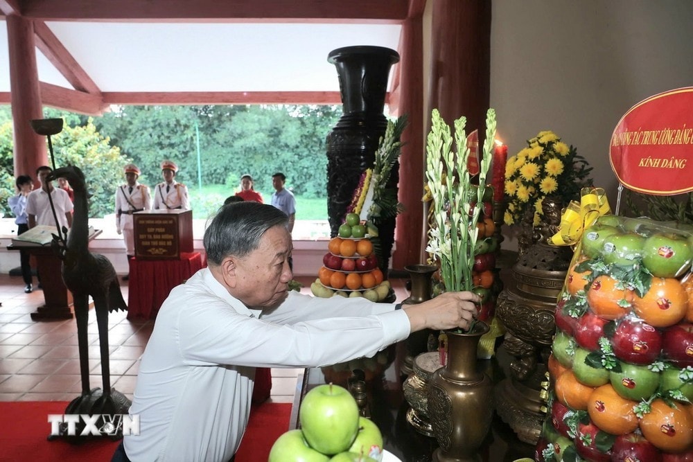 Tổng Bí thư Tô Lâm dâng hương tưởng niệm Chủ tịch Hồ Chí Minh. Ảnh: Thống Nhất/TTXVN