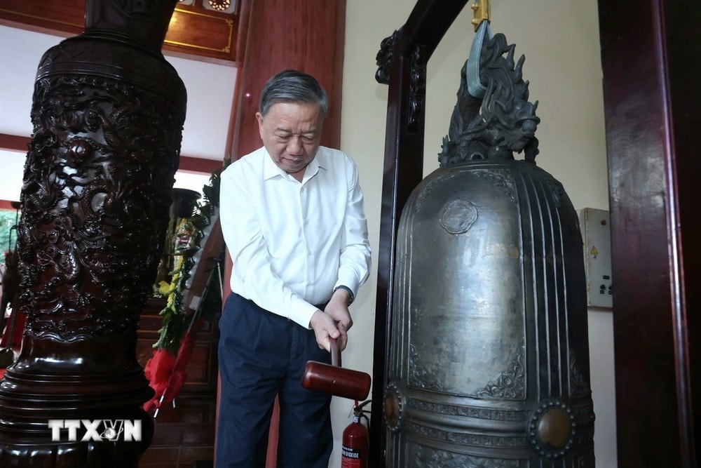 Tổng Bí thư Tô Lâm thỉnh chuông tưởng niệm Chủ tịch Hồ Chí Minh. Ảnh: Thống Nhất/TTXVN