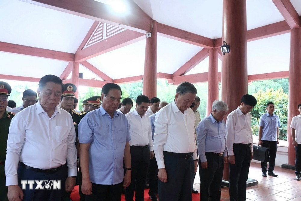 Tổng Bí thư Tô Lâm cùng các đại biểu thành kính tưởng niệm Chủ tịch Hồ Chí Minh. Ảnh: Thống Nhất/TTXVN