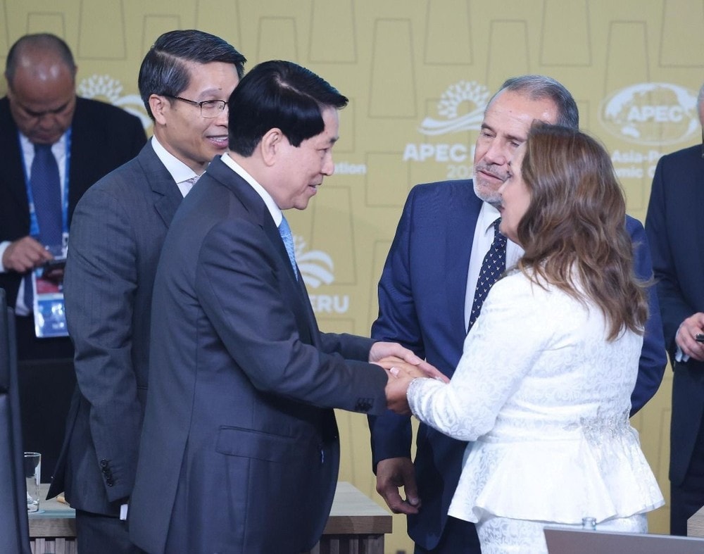 Chủ tịch nước Lương Cường với Tổng thống Peru Dina Ercilia Boluarte Zegarra tại Đối thoại không chính thức giữa các nhà lãnh đạo APEC với khách mời. Ảnh: Lâm Khánh/TTXVN