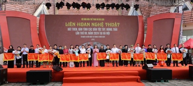 Ban tổ chức trao cờ cho các đơn vị tham gia