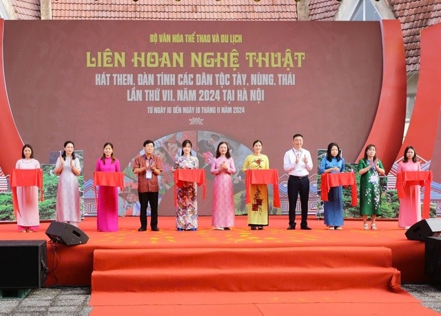 Cắt băng khai mạc các hoạt động của liên hoan