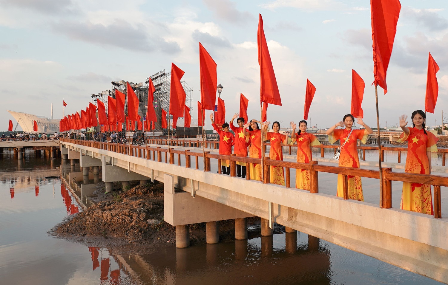 Sông Đốc hôm nay rộn ràng không khí chào mừng ngày truyền thống hào hùng năm xưa. Ảnh: Huỳnh Lâm
