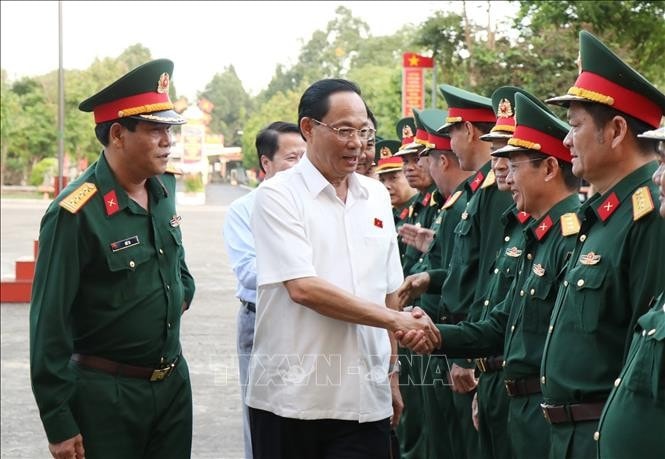 Phó Chủ tịch Quốc hội, Thượng tướng Trần Quang Phương với cán bộ, sĩ quan Bộ Chỉ huy Quân sự tỉnh Đắk Lắk.