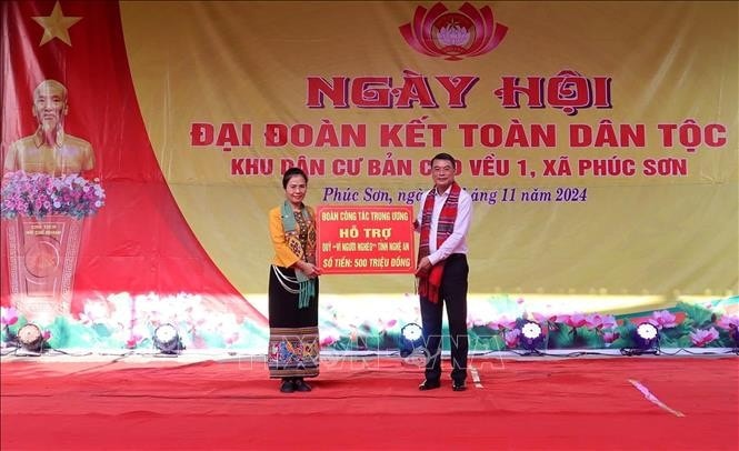 Trưởng Ban Tổ chức Trung ương Lê Minh Hưng Lê Minh Hưng trao hỗ trợ Quỹ vì người nghèo tỉnh Nghệ An. Ảnh: Văn Tý/TTXVN