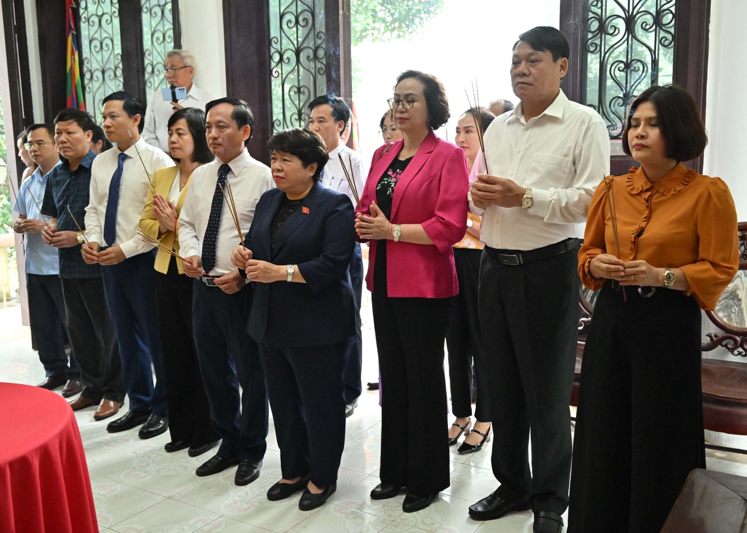 Chủ nhiệm Ủy ban Xã hội Nguyễn Thúy Anh và Đoàn dâng hương tại Đài tưởng niệm anh hùng liệt sỹ, thanh niên xung phong xã Minh Đài