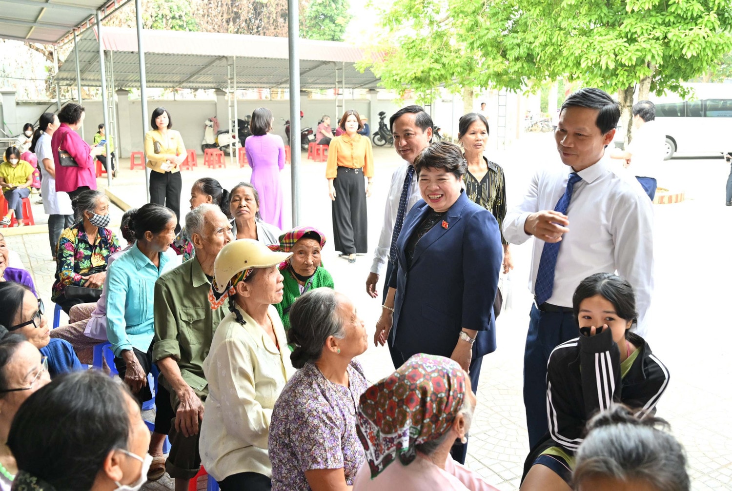 Chủ nhiệm Ủy ban Xã hội Nguyễn Thúy Anh ân cần thăm hỏi bà con được các bác sỹ bệnh viện tim Hà Nội khám tại trạm y tế xã Minh Đài