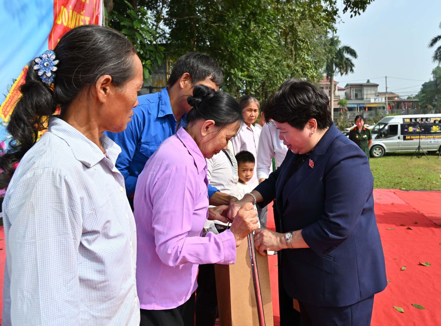 Chủ nhiệm Ủy ban Xã hội Nguyễn Thúy Anh tặng quà các gia đình có hoàn cảnh khó khăn trên địa bàn