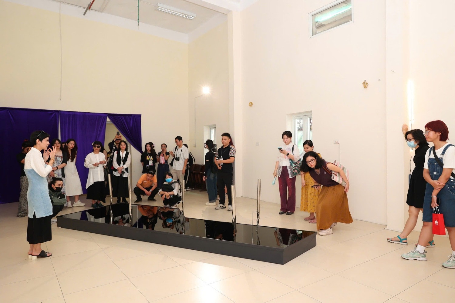 Triển lãm tại Cung Thiếu nhi Hà Nội thu hút công chúng. Ảnh: HFCD
