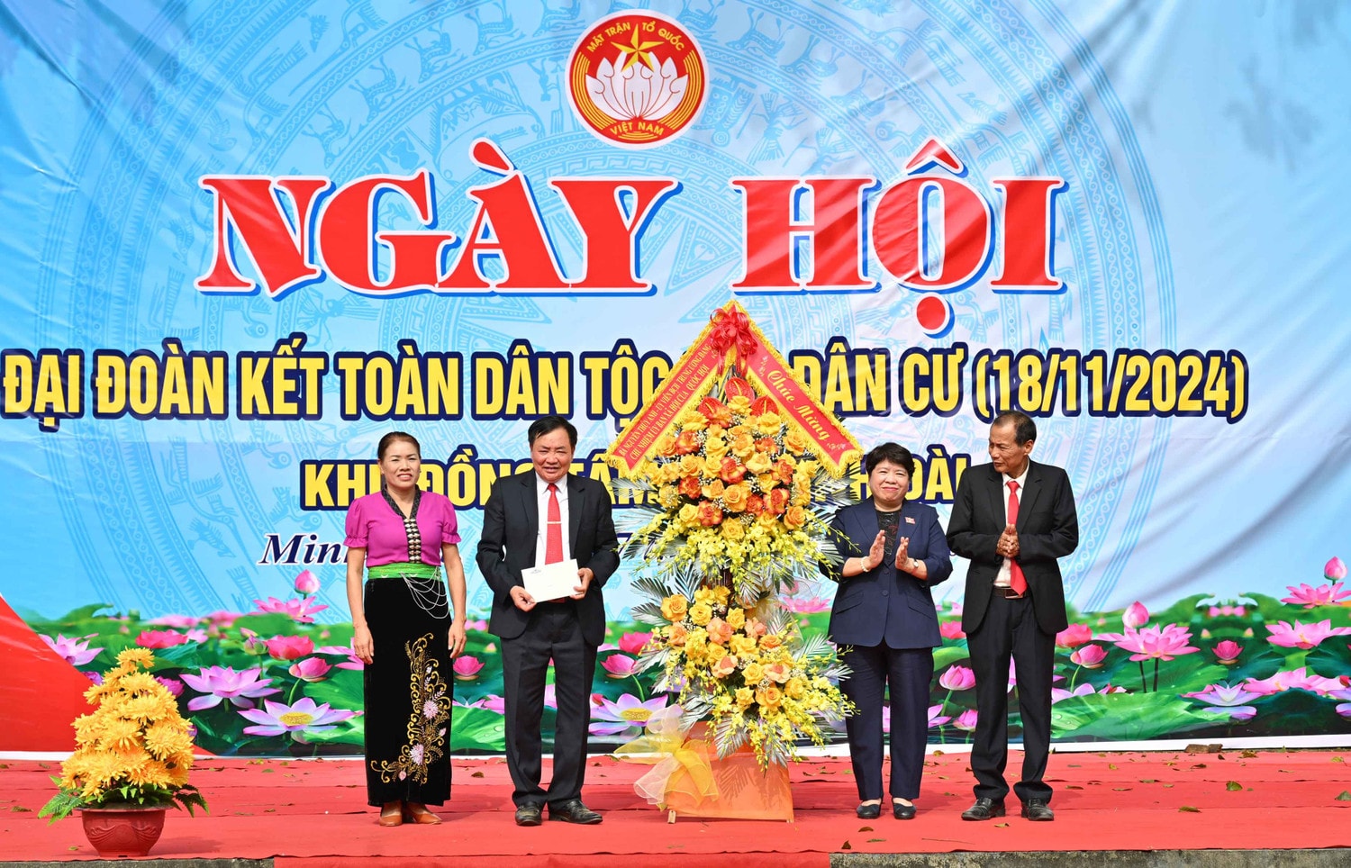 Chủ nhiệm Ủy ban Xã hội Nguyễn Thúy Anh tặng hoa và quà cho đại diện khu Đồng Tâm