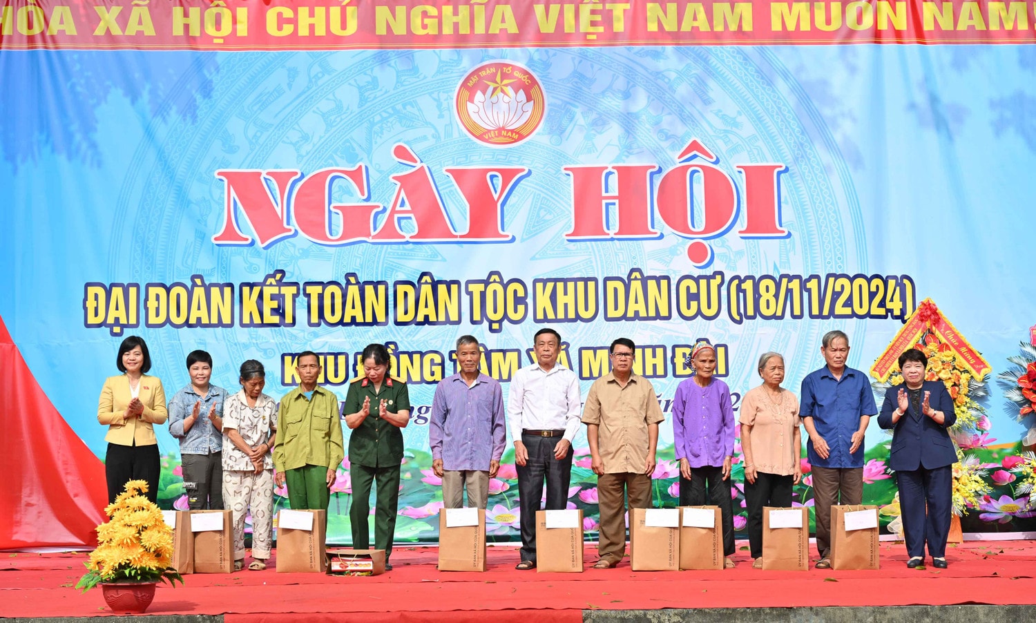 Chủ nhiệm Ủy ban Xã hội Nguyễn Thúy Anh tặng quà cho 10 gia đình chính sách trên địa bàn