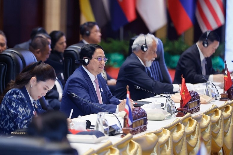 Thủ tướng Chính phủ Phạm Minh Chính chia sẻ các định hướng quan trọng cho ASEAN trong thời gian tới tại phiên họp toàn thể Hội nghị Cấp cao ASEAN lần thứ 44, 45. Ảnh: VGP/Nhật Bắc