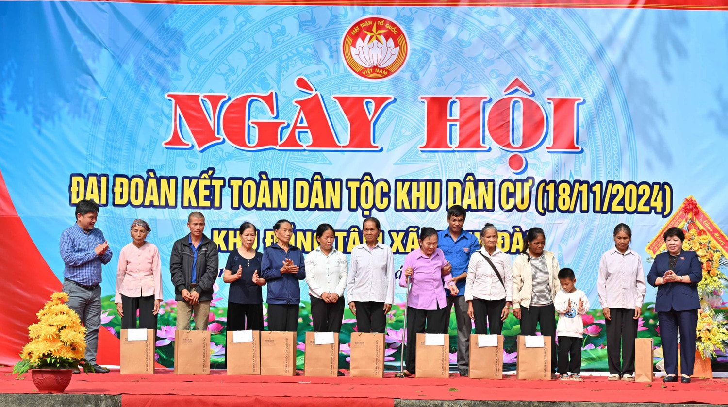 Chủ nhiệm Ủy ban Xã hội Nguyễn Thúy Anh và các đại biểu tặng quà các gia đình có hoàn cảnh khó khăn trên địa bàn