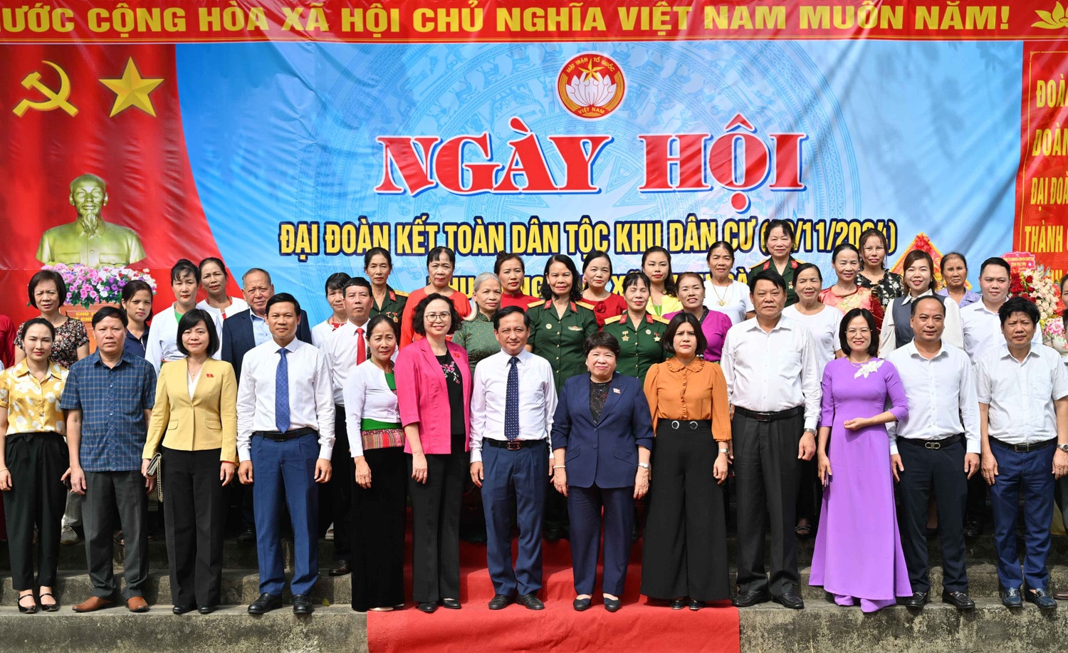Chủ nhiệm Ủy ban Xã hội Nguyễn Thúy Anh và các đại biểu chụp ảnh lưu niệm