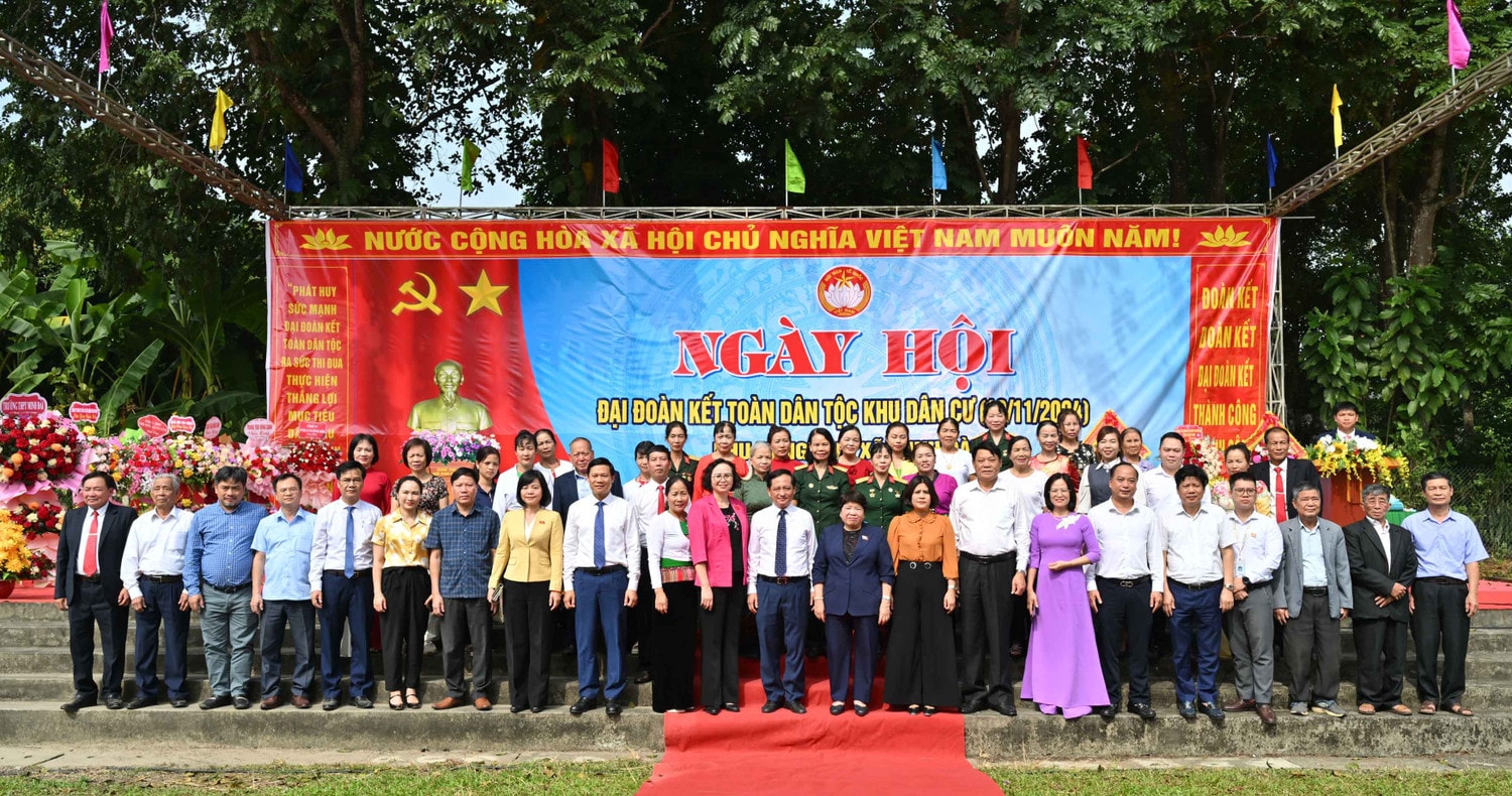 Chủ nhiệm Ủy ban Xã hội Nguyễn Thúy Anh và các đại biểu chụp ảnh lưu niệm